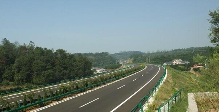 湖北宜昌至巴东（鄂渝界）高速公路建设波形护栏工程案例