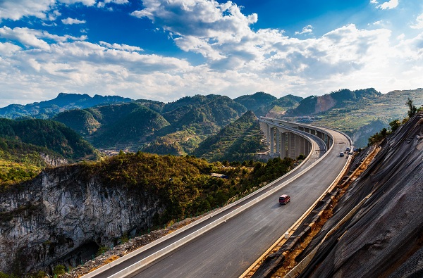 贵州6横7纵8联4环线高速公路稳步推进