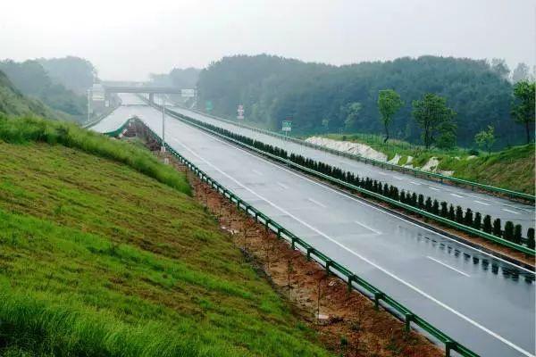高速公路防撞波形护栏 再助力麻竹高速红安段工程建设
