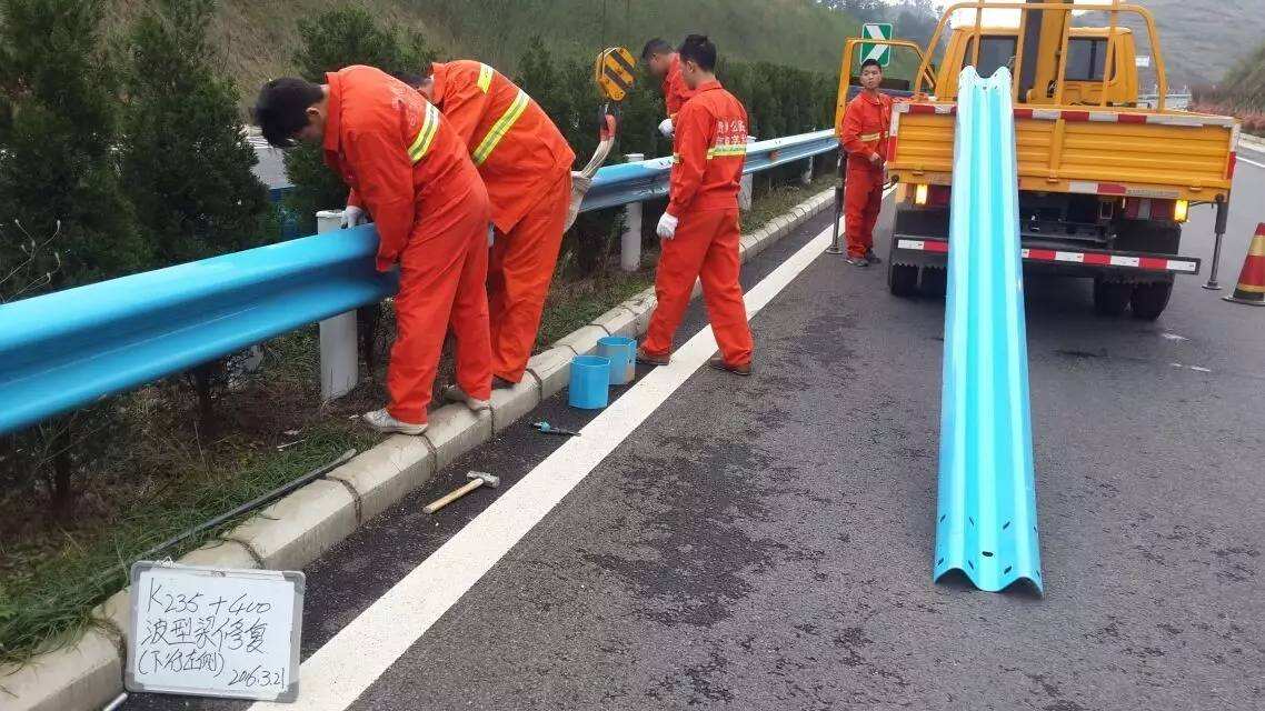高速公路护栏养护