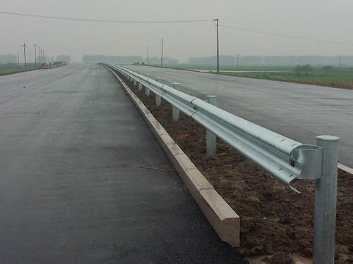 高速公路护栏安装