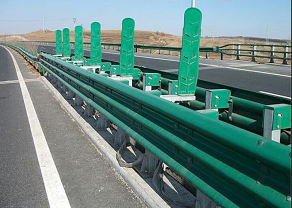 高速公路护栏产品是什么材料制成的